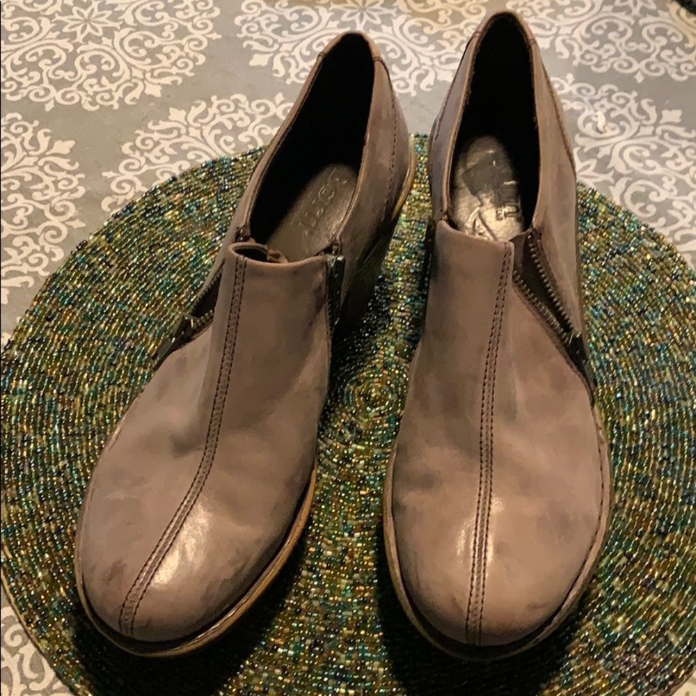 Born booties size US 10 EUR 42 taupe colored